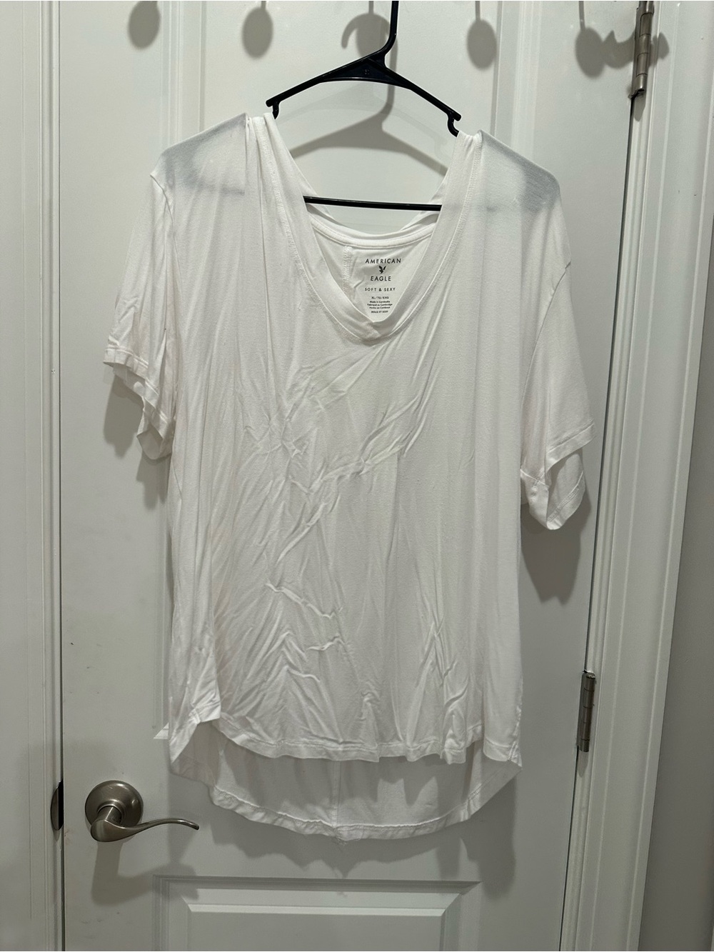 American Eagle Outfitters White V-Neck Short Sleeve Tee